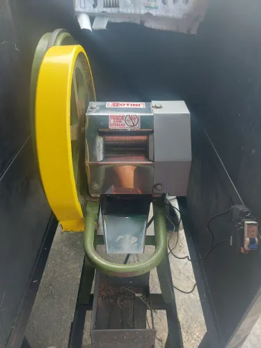 Maquina caldo de cana com carrinho.