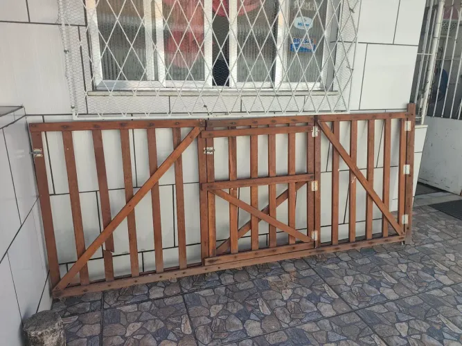 Portão de madeira com rodinhas