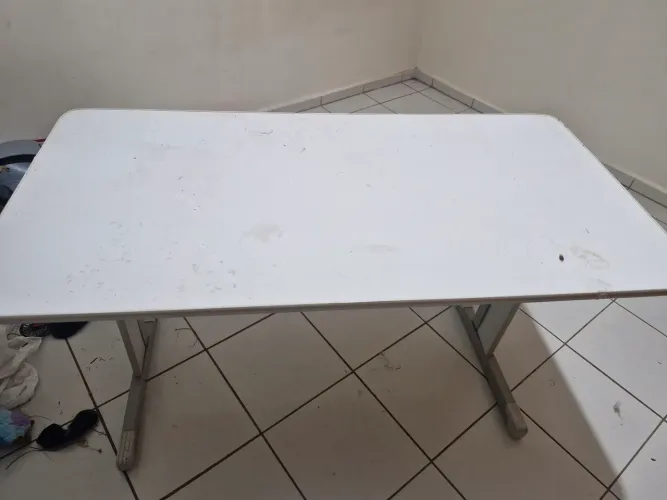 Escrivaninha usada. Bom estado. Resistente.