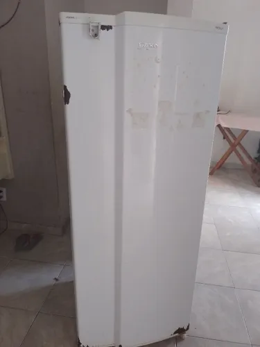 Vende-se uma geladeira