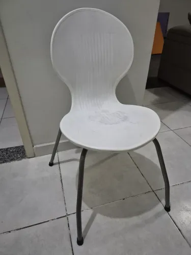 Careida plástica com pés metálicos 