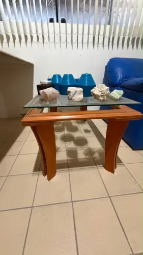 MESA DE CENTRO MADEIRA E VIDRO