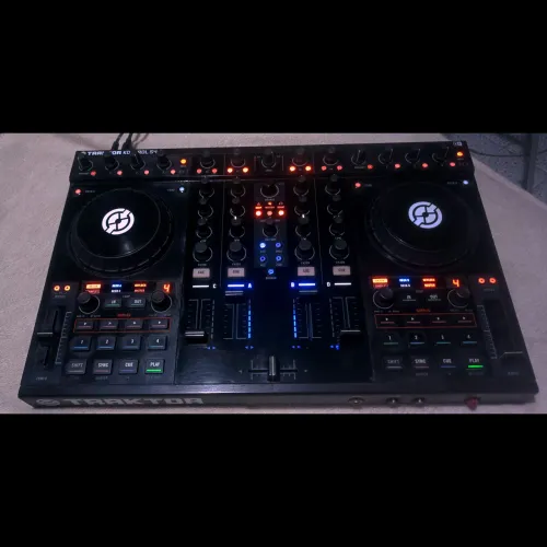 Controladora Traktor Kontrol S4 MK1 da Native Instruments para DJ