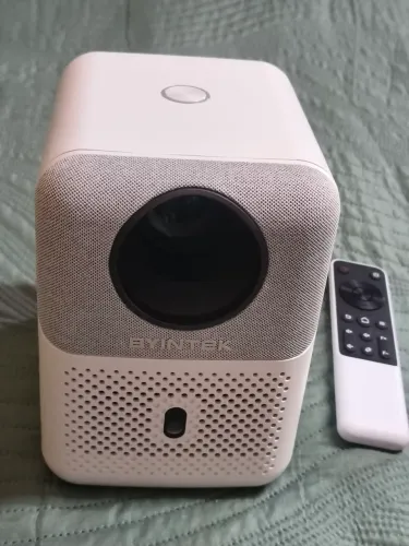 Vende se um projetor da marca byintek semi novo muito pouco usado 
