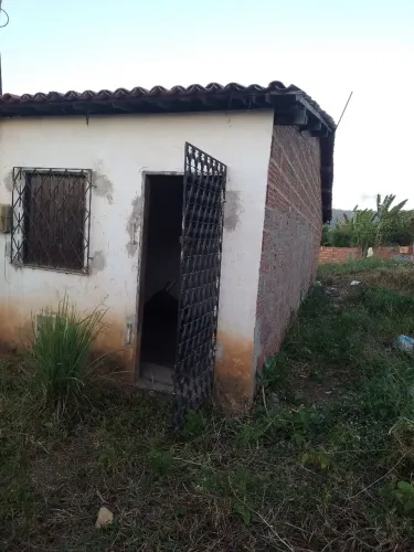 Vendo esta casa com terreno do lado que dá para fazer outra casa