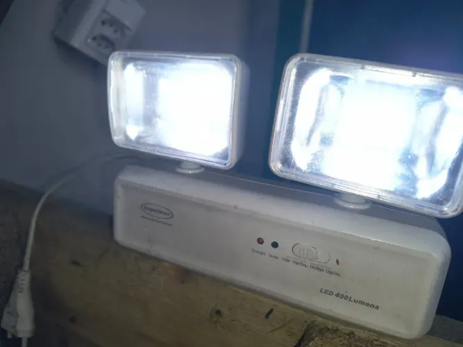 Luminária de emergência com faróis ajustáveis 