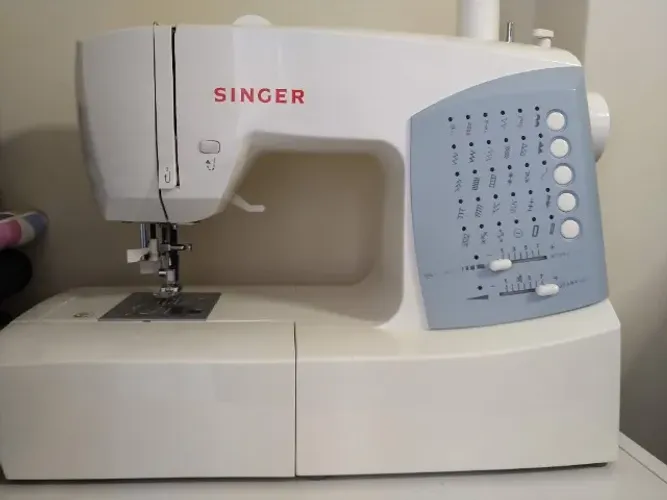 Máquina de Costura Doméstica Singer Cosmo 