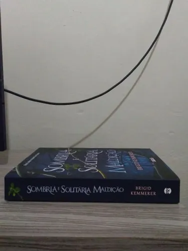 Sombria e solitária maldição. Suspense. Novo. Com Marcador e brinde