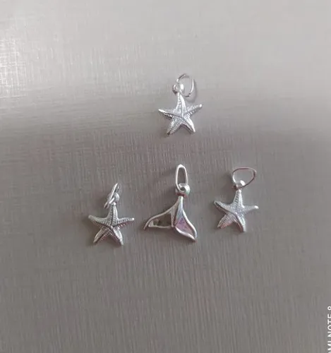 Pingentes de prata pequenos cauda de baleia ou estrela do mar