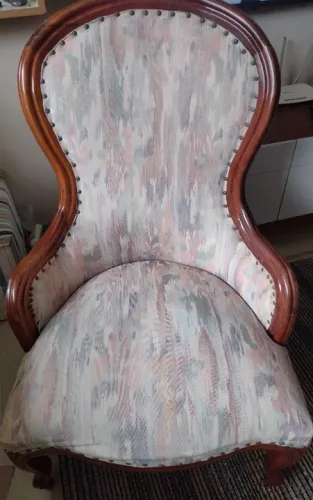 Poltrona estilo Luiz XV, higienizada, em bom estado