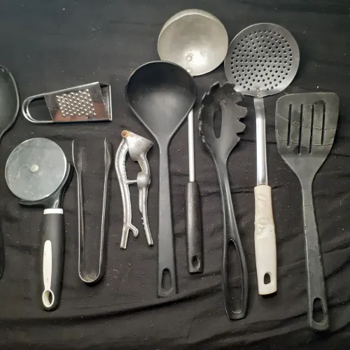 Talheres e utensílios de cozinha disponíveis