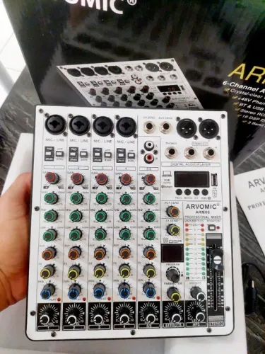 Mesa de som 6 canais nova na caixa
