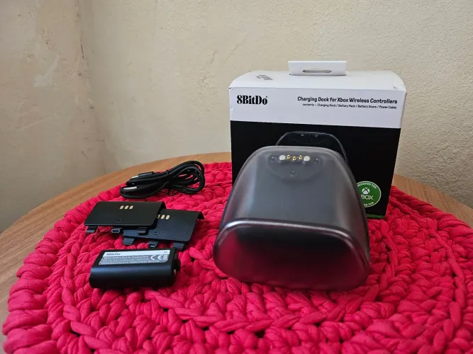 Base de carregamento 8BitDo c/ bateria p/ Controles Xbox One e Séries X|S (charging dock)