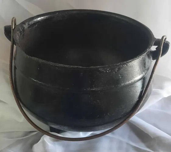 Panela de ferro tripe 3 litros pequeno detalhe na borda
