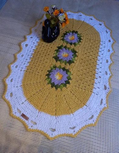 Tapete de crochê oval com flores