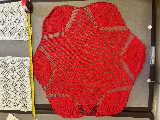 TOALHA VERMELHA EM CROCHE CONFECCIONADA A MÃO 80cm diâmetro.