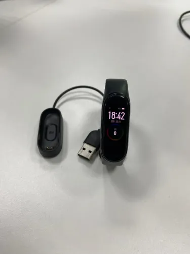 Vendo Xiaomi Mi Band 4, acompanha carregador original