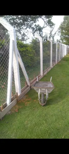 Alambrado, postes, telas e concertinas.