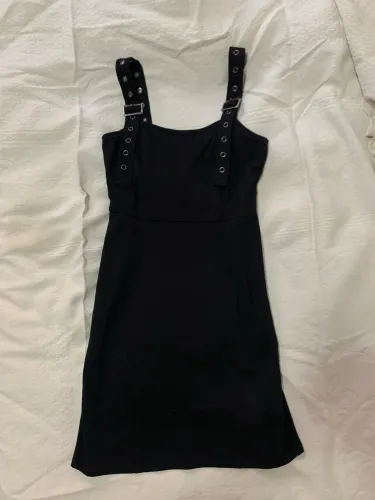 Vestido curto preto alça estilosa forever 21