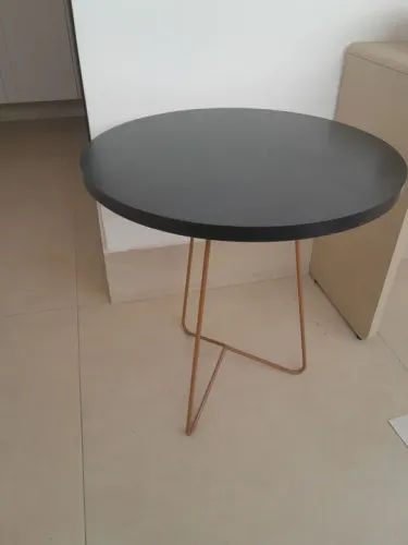 Mesa de centro redonda com base em metal dourado