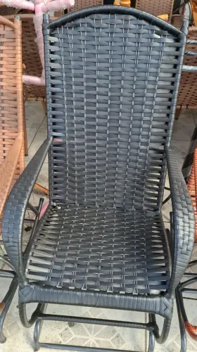 Cadeira de Balanço de Fibra Sintética
