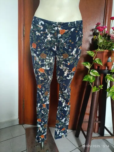 Calça Jeans estampada floral com elastano - veste até 42.