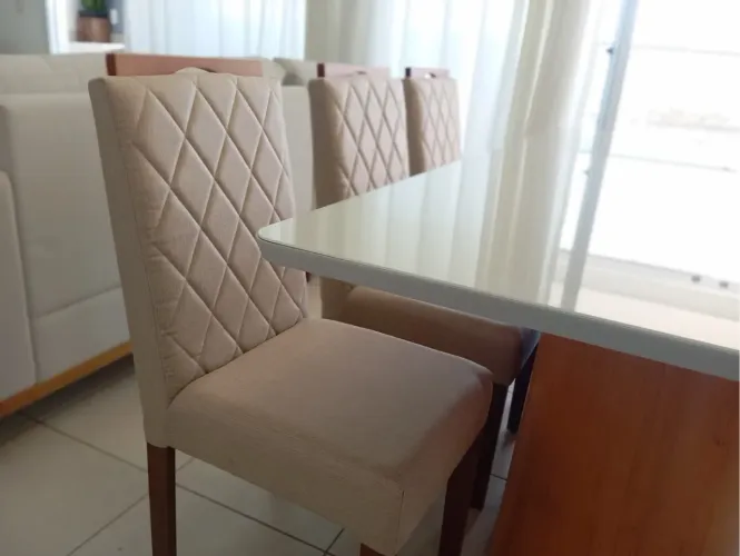 Conjunto de Mesa de Jantar madeira com 4 Cadeiras Estofadas