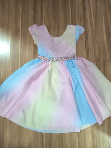 Vestido Infantil Arco-Íris Encantador, tamanho 10.