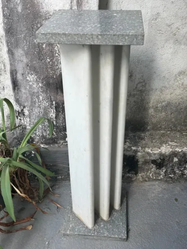 Coluna Decorativa em Pedra de Mármore (branco / cinza)