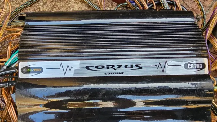 Amplificador Corzus CR-703 Softline com cabos