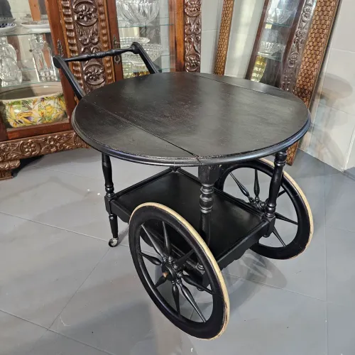 Móveis antigos, carrinho de chá ou bebidas antiga, antiguidades