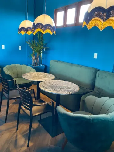 Sofa linear de 2 metros em veludo verde.