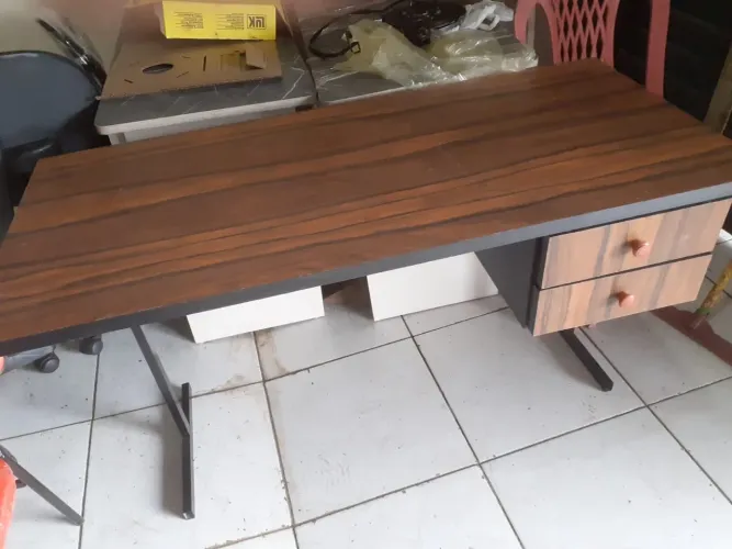 mesa escritório reta em mdf e ferro, cada unidade custa 400