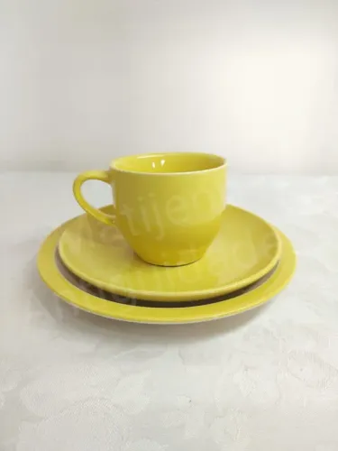 Antigo trio para chá, em porcelana amarela - 03 peças