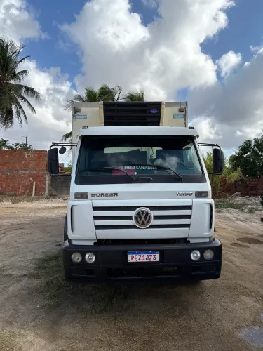 Vendo caminhão baú frio tudo revisado 