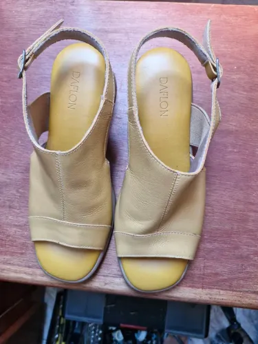 Sandálias de couro amarelo - número 36