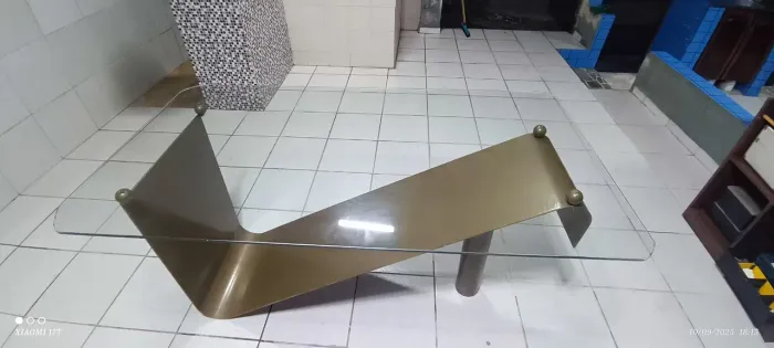 Mesa de ferro com tampão de Vidro