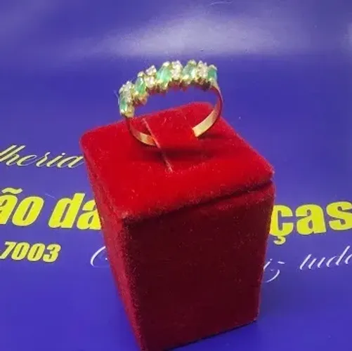 Anel Diamantes 2 mm Esmeraldas 3m Ouro 18 Kilates Peso 2.25 Gramas