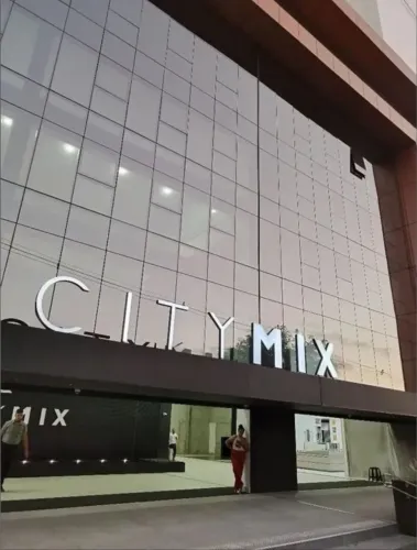 ABAIXO DA TABELA. Sala comercial no centro da cidade em multiuso. No centro comercial 