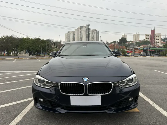 BMW 320i 2013 blindada com baixa quilometragem 