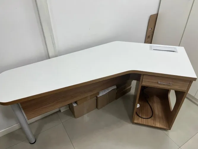 Mesa de escritório em L com gaveta e passa fios