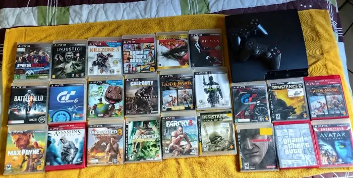 Vendo PS3 300GB , C/31 jg em mídia Física e Digital, C/2 Controles.