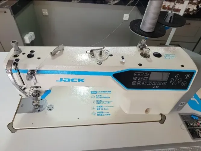 Máquina Reta Industrial Jack A5E com aproximadamente 80 horas de uso, único dono c/ NF.