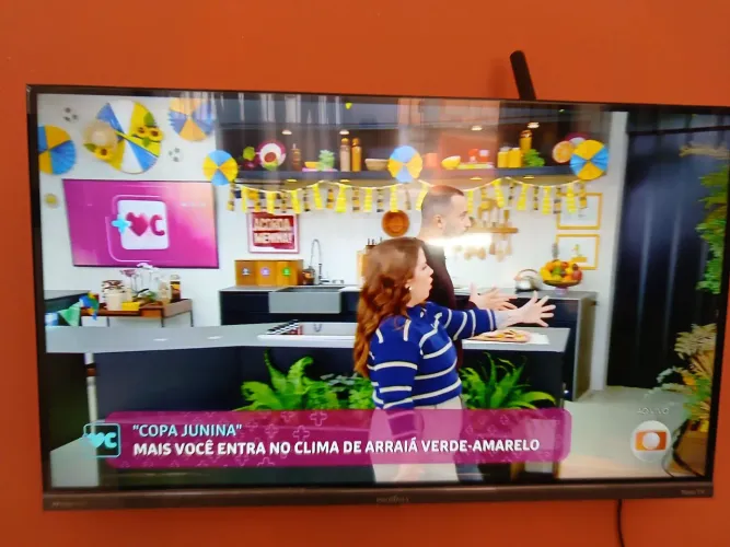 Vendo uma televisão de 32 smart roku nova com 2 meses de uso