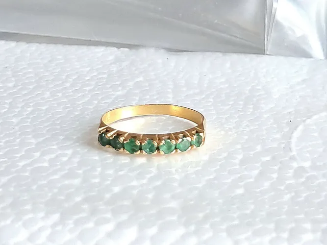 Anel meia aliança de ouro e esmeralda