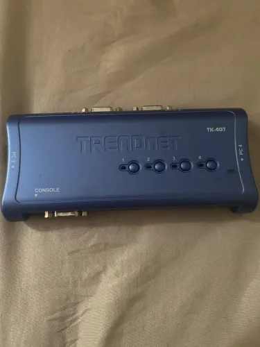 Switch KVM Trendnet TK-407 + 2 Cabos Inclusos (Controla 4 PCs)
