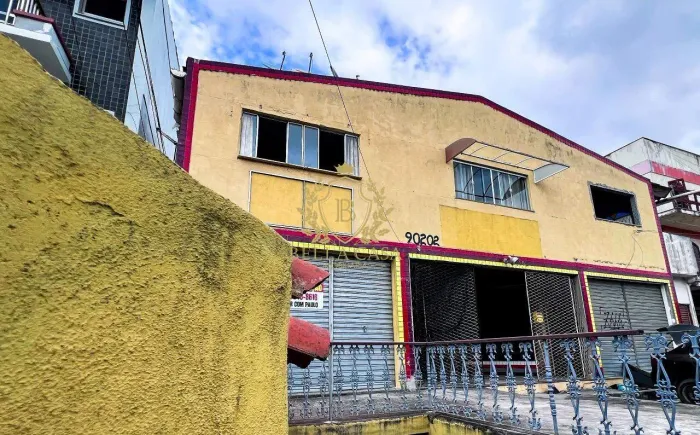 Apartamento com Loja e Kitnet à Venda Coqueiral, Araruama/RJ