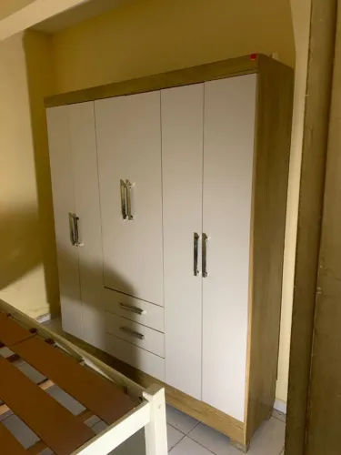 Guarda roupa e cama de madeira