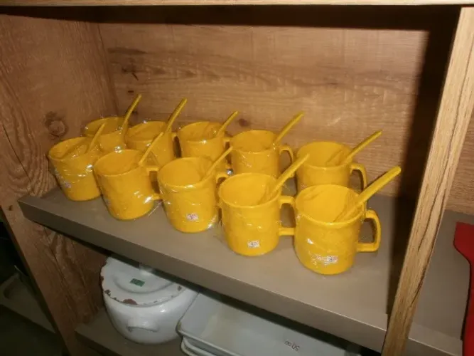 canecas plásticas novas - com colher -  ideal para refeitório ou colégio