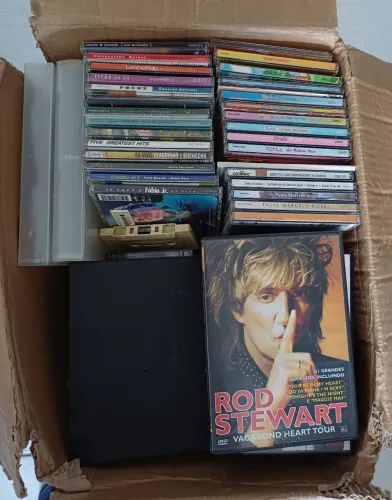 Caixa com CDs, DVSs e K7s